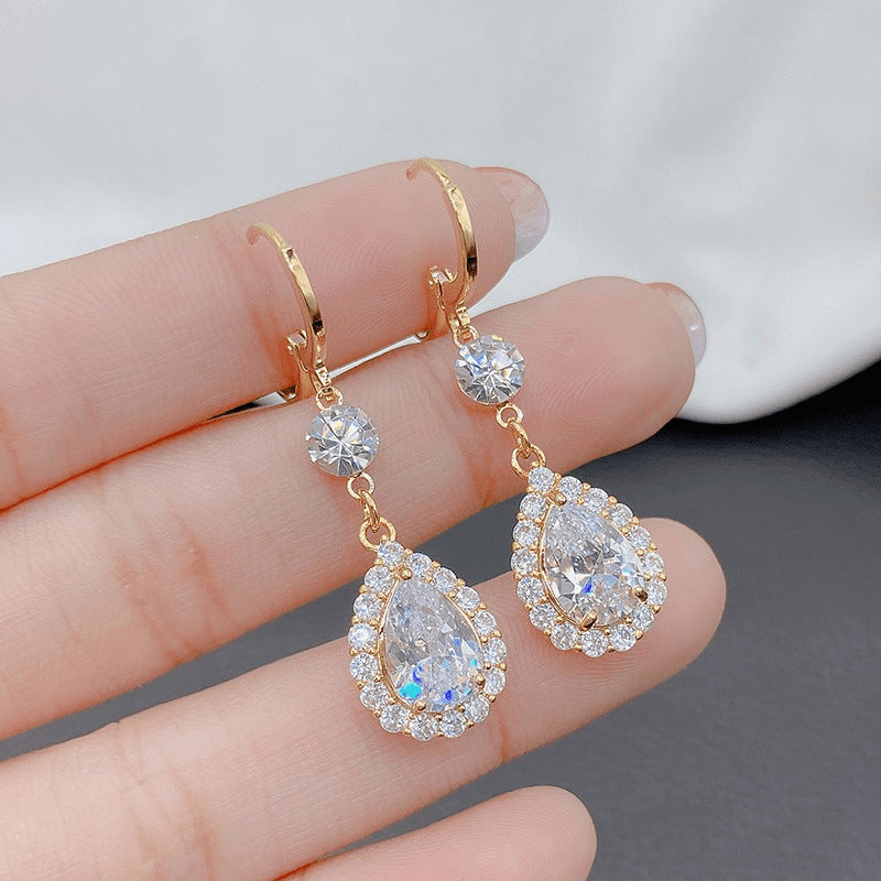 Aretes de Gota Medianos Elegantes con Dije en Cristal Brillante – Accesorio para Cóctel