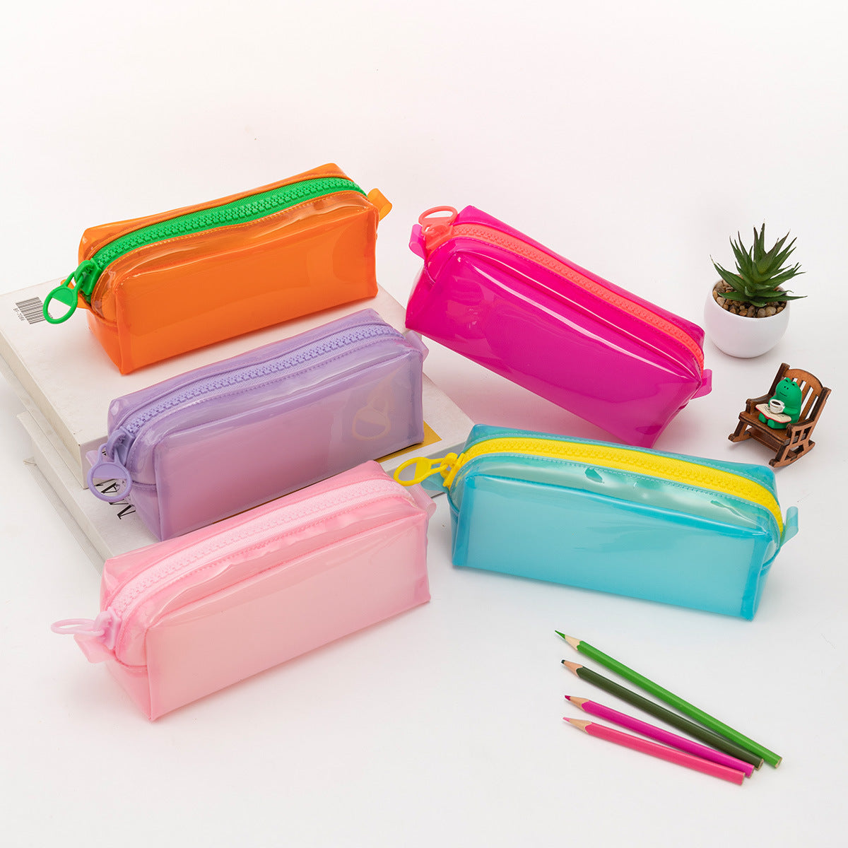 Estuche de silicona transparente con gran capacidad y colores vibrantes, ideal para organizar papelería escolar u oficina.