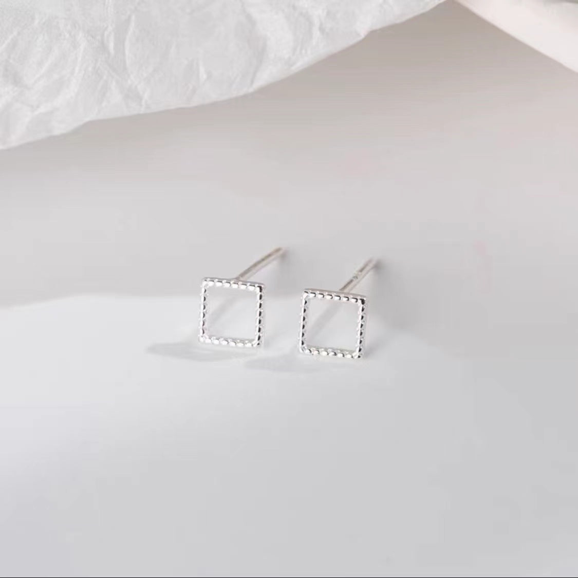 Pendientes de Botón Siluetas Geométricas en Plata Pura S999 – Diseño Minimalista y Elegante