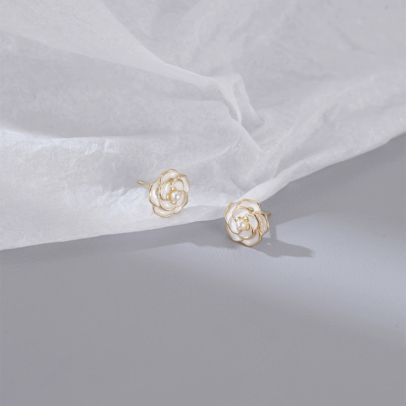 Pendientes Botón de Flor Blanca en Plata S925 – Elegantes para Toda Ocasión