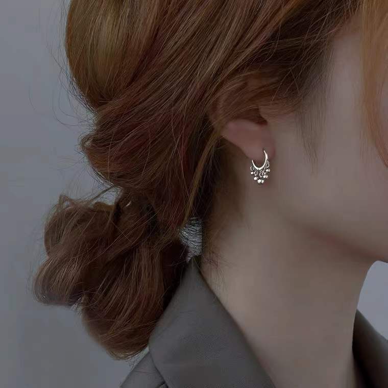 Candongas de Plata 925 con Esferas Colgantes – Estilo Moderno y Cierre Bisagra