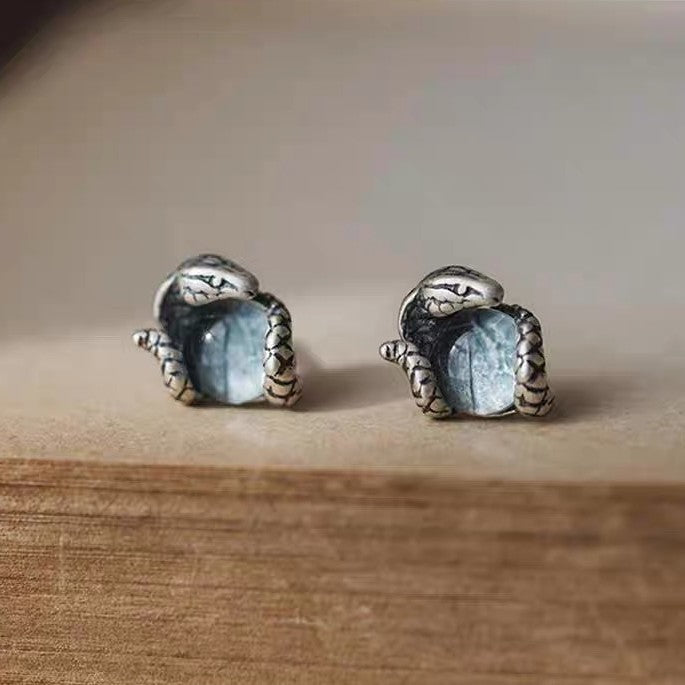 Aretes Botón de Serpiente en Plata 925 con Piedra de Luna: Ojos de Serpiente - Unisex
