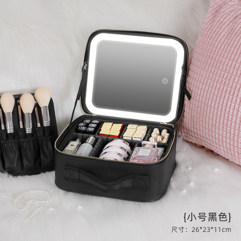 Neceser de maquillaje negro con espejo LED y compartimentos para cosméticos. Diseño compacto ideal para viajes y uso diario.