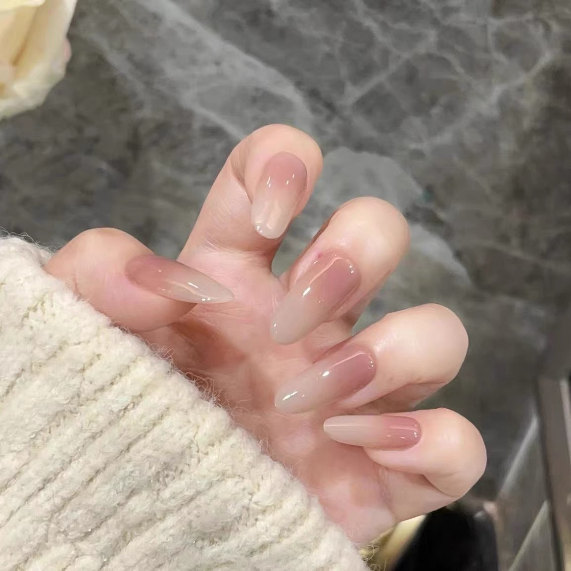 Uñas Postizas Hechas a Mano: Diseño Ovalado Translúcido en Tono Nude, Gradiente y Color Sólido, Manicura Lista con Efecto Gel