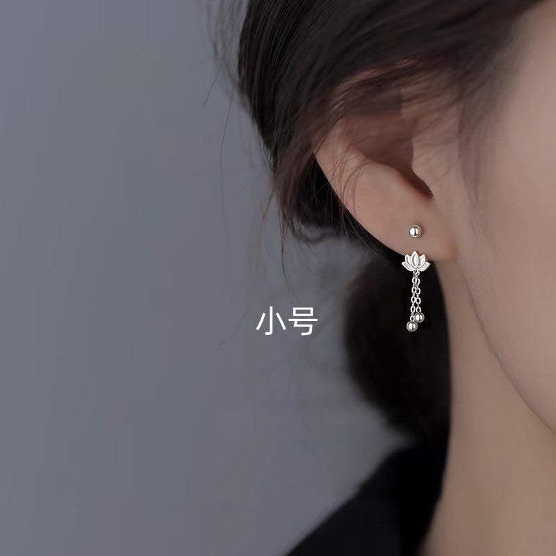 Aretes con Flor de Loto de Plata Pura S999: Diseño tipo Huggie con Cierre de Rosca