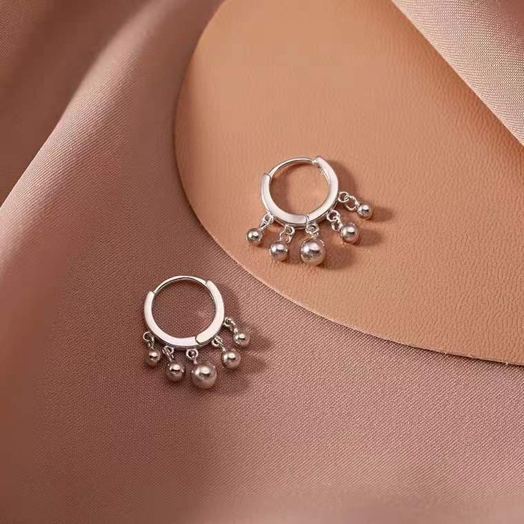 Candongas de Plata 925 con Esferas Colgantes – Estilo Moderno y Cierre Bisagra