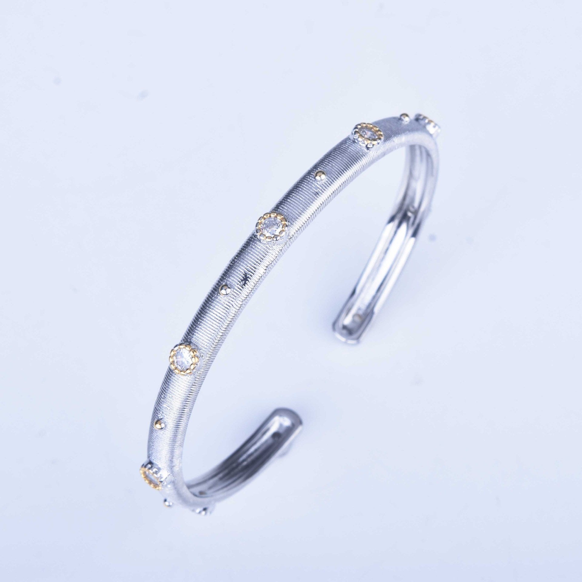 Pulsera Retro con Circonitas para Mujer – Diseño Abierto y Ajustable