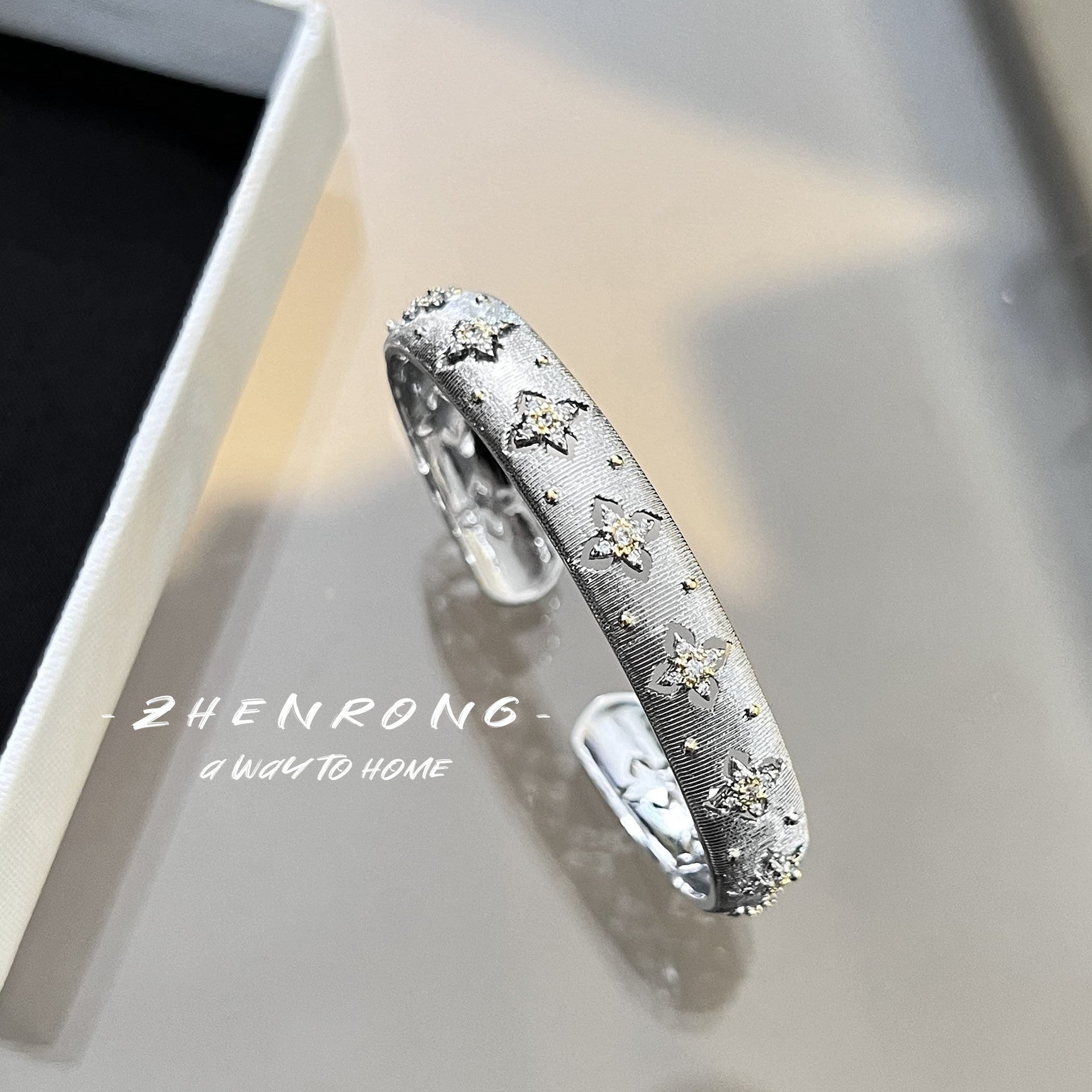 Set de Joyería para Mujer: Anillo, Pendientes, Collar y Pulsera - Calado Dorado o Plateado