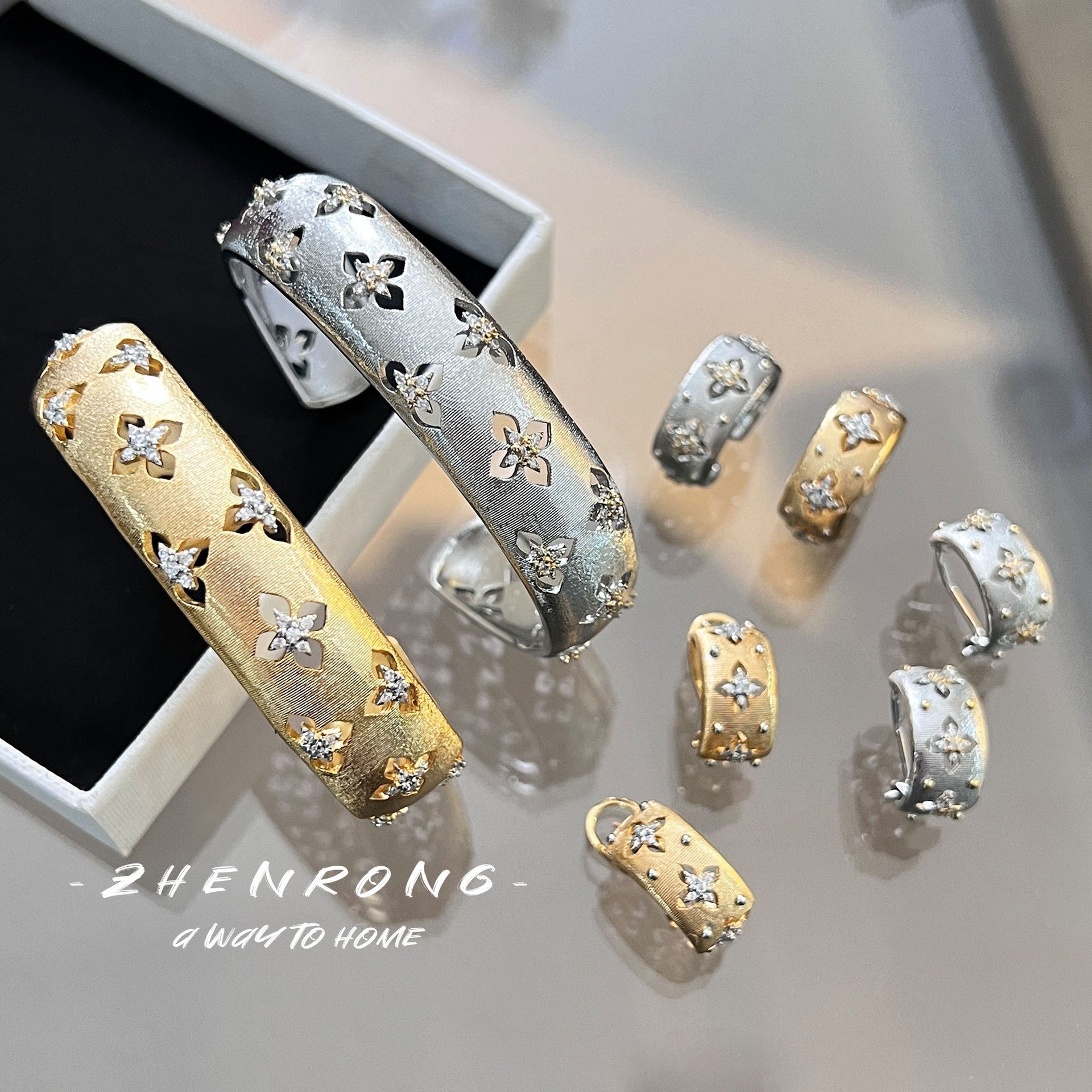 Set de Joyería para Mujer: Anillo, Pendientes, Collar y Pulsera - Calado Dorado o Plateado