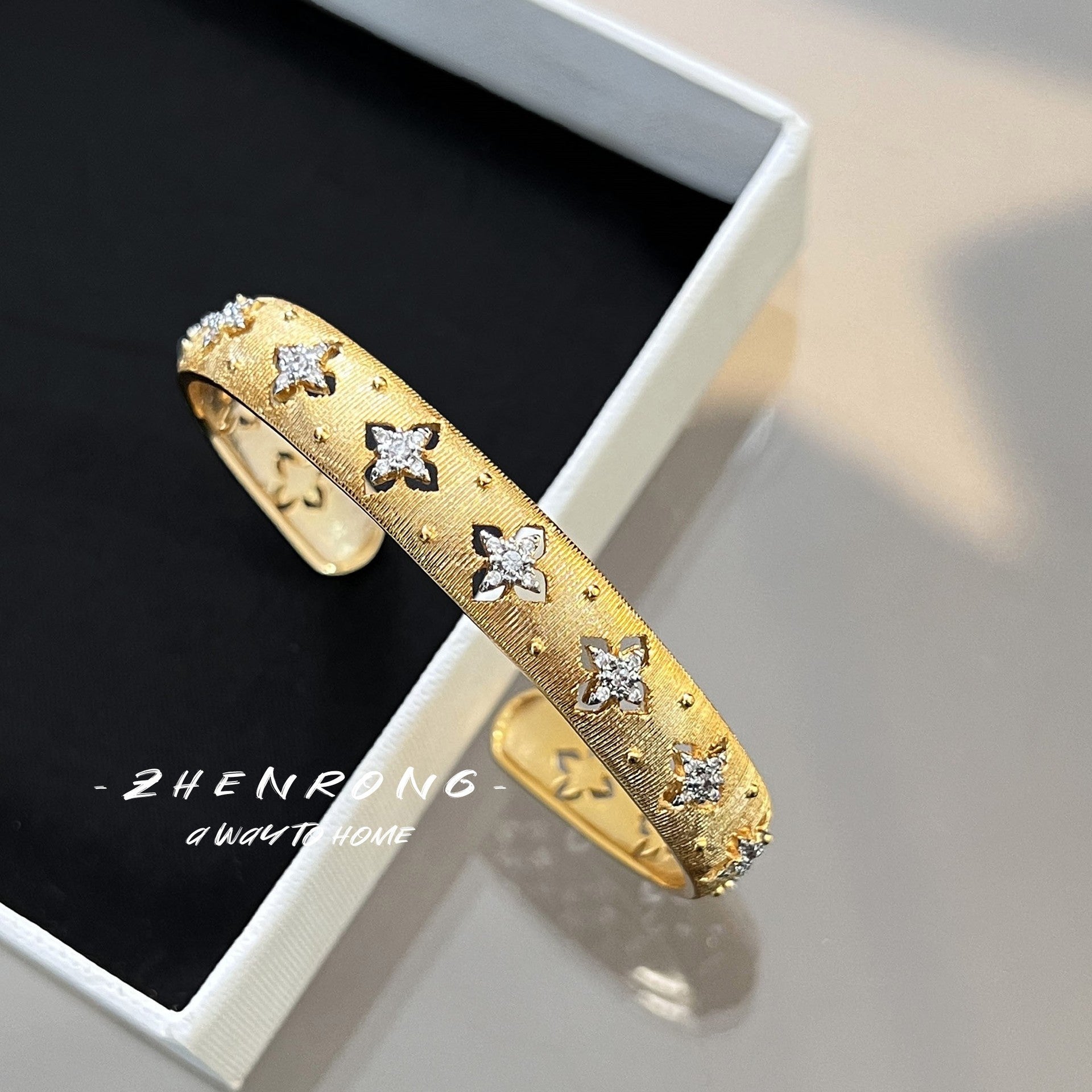 Set de Joyería para Mujer: Anillo, Pendientes, Collar y Pulsera - Calado Dorado o Plateado