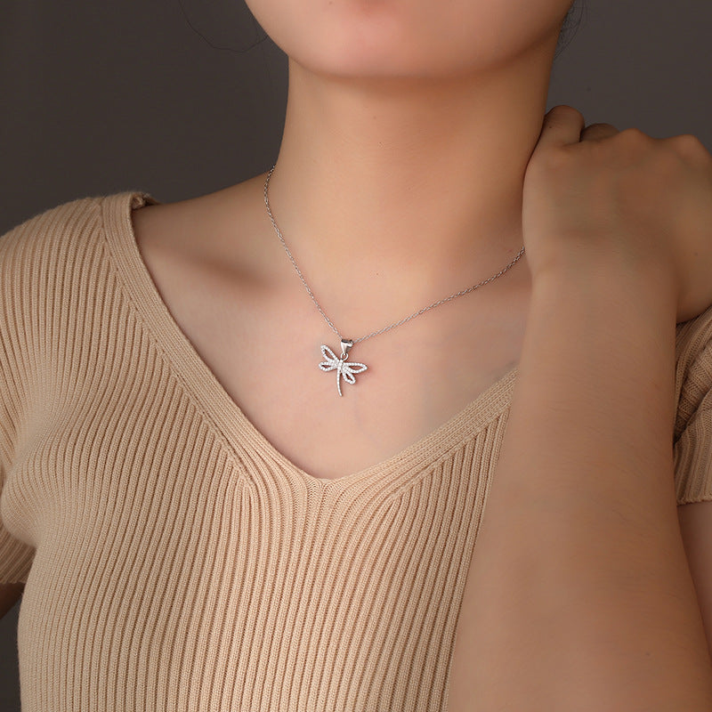 Cadena de Plata Corta con Dije de Libélula y Cristales Brillantes