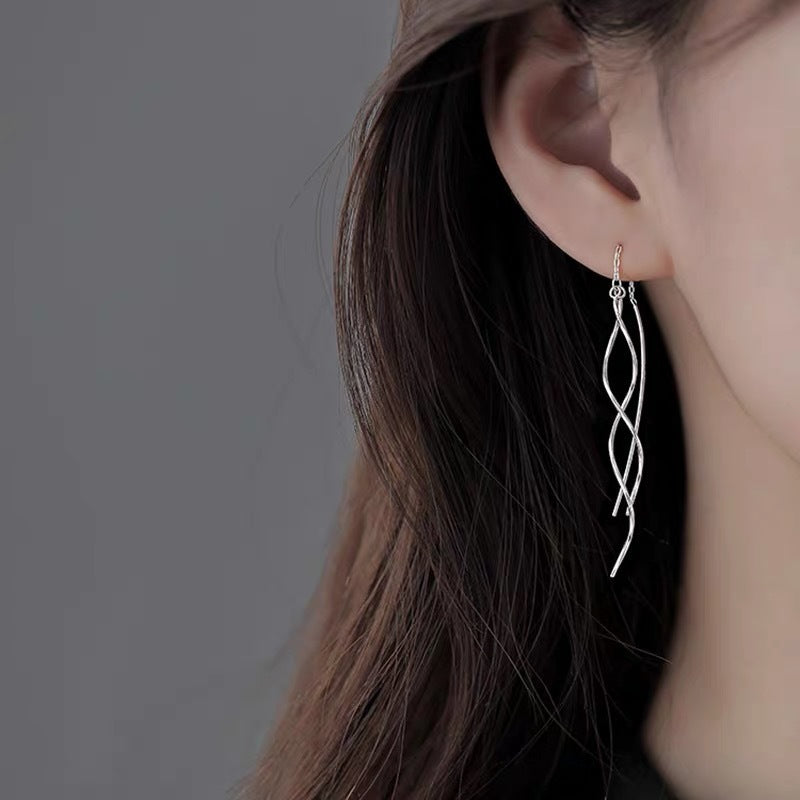 Aretes Largos de Mujer con Borlas Onduladas – Movimiento y Estilo para el Rostro