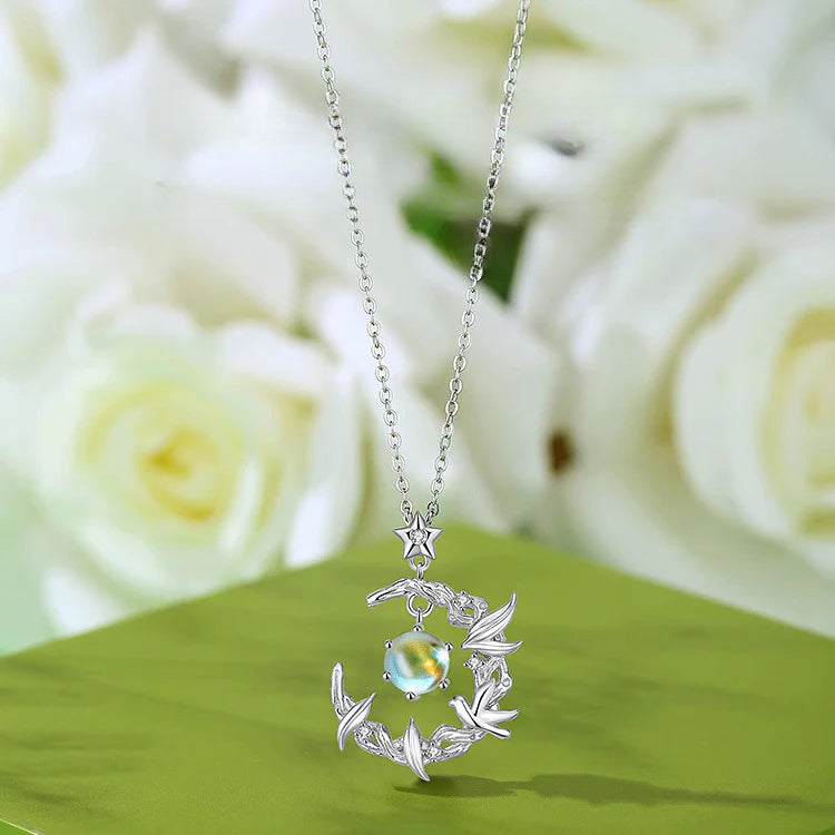 Collar con Dije Piedra de Luna decorado con Cristales: Calma y Equilibrio