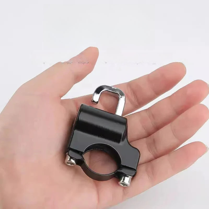 Candado para casco de moto o bicicleta mostrado en mano, tamaño portátil y diseño robusto para máxima protección antirrobo.
